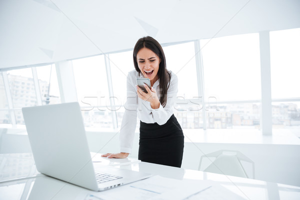 Foto stock: Mujer · de · negocios · gritando · teléfono · oficina · pie · mesa