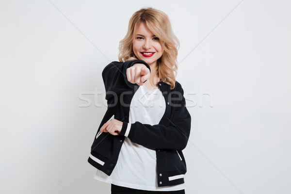 Foto stock: Alegre · mulher · jovem · indicação · dedo · câmera · isolado