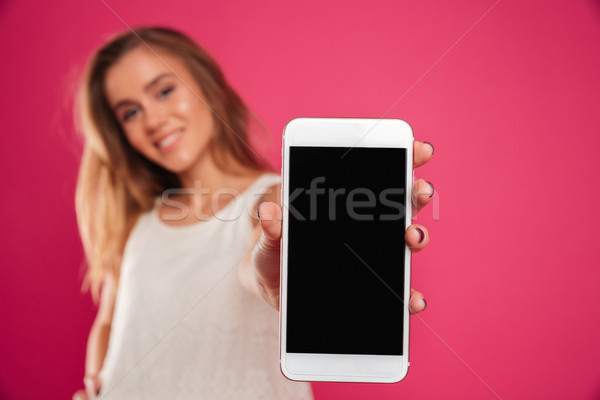 關閉 肖像 微笑的女人 顯示 屏幕 手機 商業照片 © deandrobot
