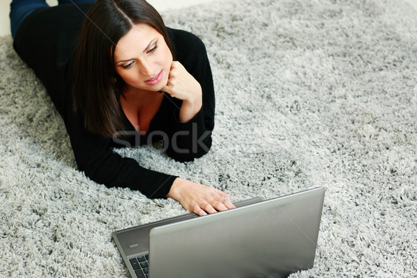 Vrouw tapijt met behulp van laptop computer meisje Stockfoto © deandrobot