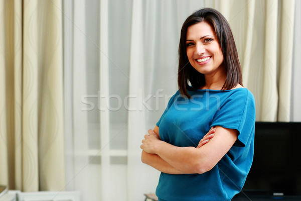 年輕 快樂 微笑的女人 常設 武器 折疊 商業照片 © deandrobot