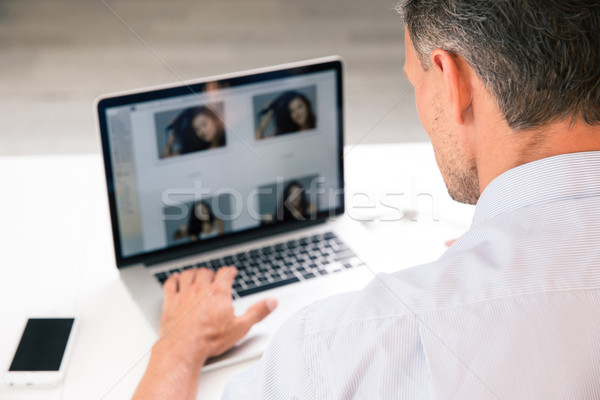 Fotograf za pomocą laptopa widok z tyłu portret pracy komputera Zdjęcia stock © deandrobot