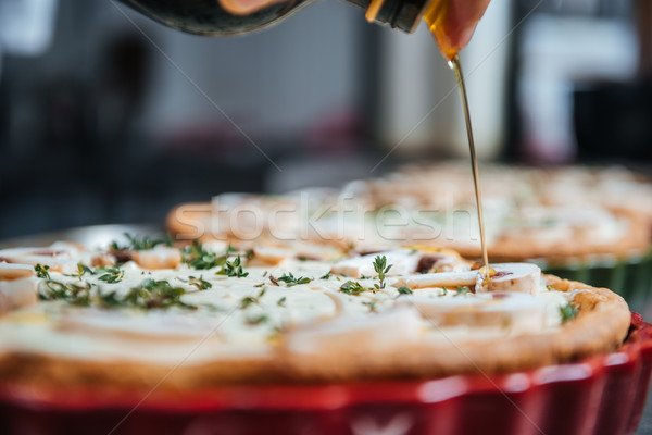 Sef găti ulei plăcintă bucătărie tabel Imagine de stoc © deandrobot