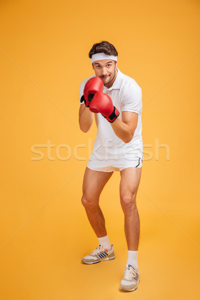 Koncentrált fiatalember boxoló piros kesztyű kész Stock fotó © deandrobot