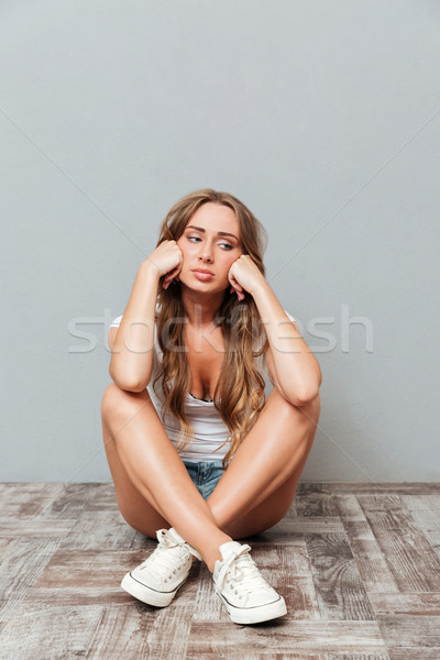 [[stock_photo]]: Fatigué · bouleversé · femme · séance · jambes · croisées · maux · de · tête