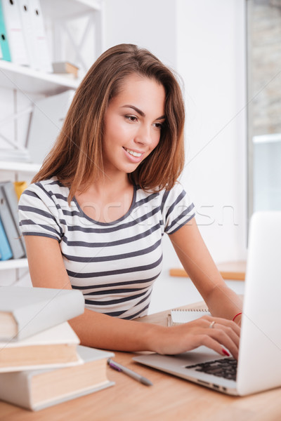 Bastante feminino estudante laptop livros trabalhando Foto stock © deandrobot