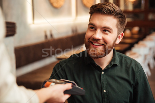 Stock foto: Gut · aussehend · jungen · bärtigen · Mann · Sitzung · Kaffeehaus