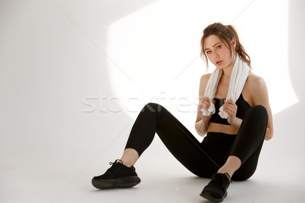 Concentrat sport femeie şedinţei prosop imagine Imagine de stoc © deandrobot