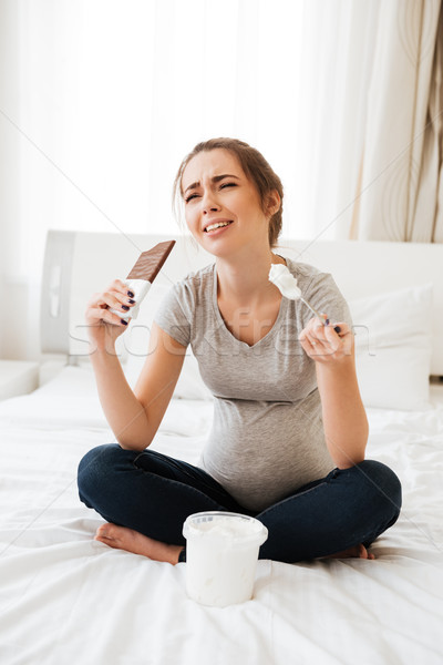 Stockfoto: Ontdaan · depressief · zwangere · vrouw · eten · chocolade · ijs