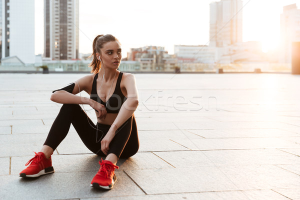 Tineri odihna şedinţei în aer liber jogging Imagine de stoc © deandrobot