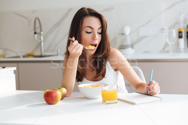 Casual comer cereales desayuno Foto stock © deandrobot