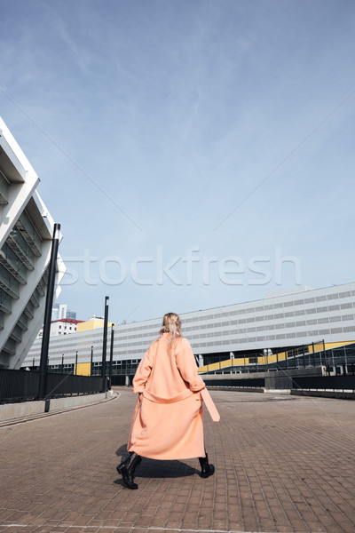 Stockfoto: Jonge · blond · dame · lopen · buitenshuis · mode