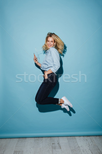 Stockfoto: Glimlachend · jonge · mooie · blonde · vrouw · springen · afbeelding