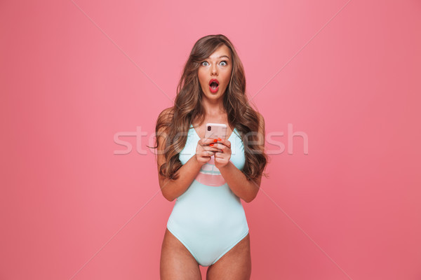 Portret młoda kobieta strój kąpielowy telefonu komórkowego Zdjęcia stock © deandrobot