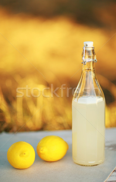 Stock foto: Limonade · Tabelle · trinken · Flasche · Tuch · stehen