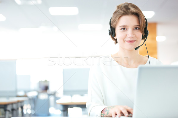 Femeie zambitoare apel operator birou zâmbitor Imagine de stoc © deandrobot