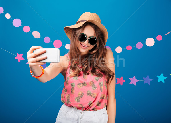 Stockfoto: Glimlachend · mooie · jonge · vrouw · smartphone · Blauw