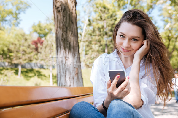 Stockfoto: Jonge · mooie · vrouw · luisteren · naar · muziek · telefoon · buitenshuis · muziek