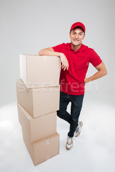 Foto stock: Mensajero · cajas · mirando · cámara · aislado