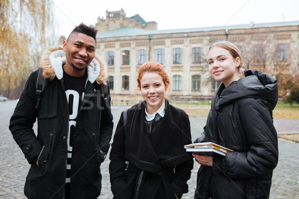 Foto stock: Grupo · estudiantes · pie · aire · libre · mirando