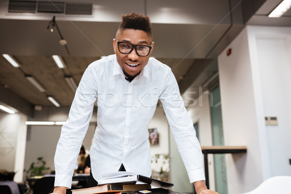 Imagine de stoc: African · student · bibliotecă · învăţare · educaţie