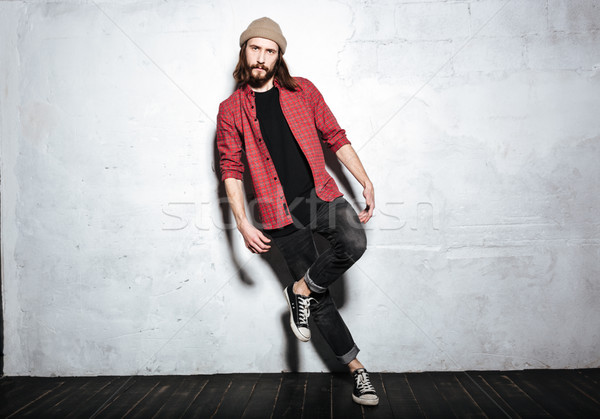 [[stock_photo]]: élégant · barbu · homme · posant · mur