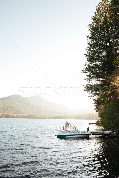Uomo piedi barca pronto viaggio lago Foto d'archivio © deandrobot