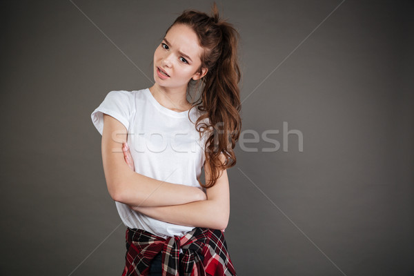 Zdumiewający młoda kobieta stwarzające odizolowany szary obraz Zdjęcia stock © deandrobot