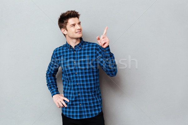 Fiatalember mutat üres hely fiatal jóképű férfi mutat Stock fotó © deandrobot