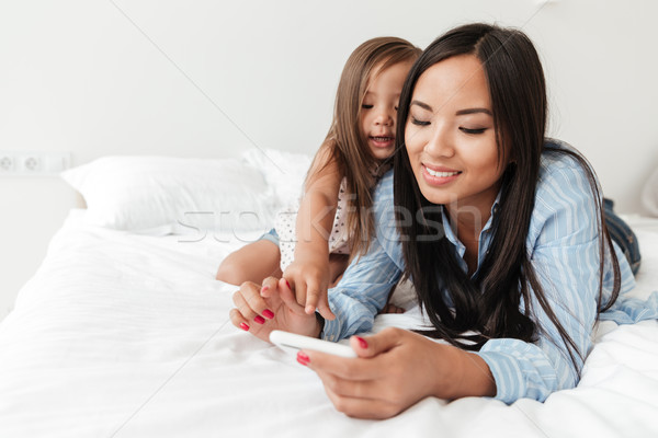 Foto stock: Asombroso · pequeño · hija · teléfono · móvil · foto