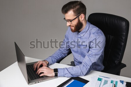 Stockfoto: Geconcentreerde · jonge · man · vergadering · sofa · met · behulp · van · laptop · computer