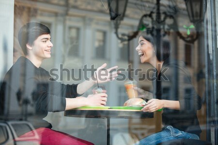 Gelukkig jonge man vergadering cafe zus foto Stockfoto © deandrobot