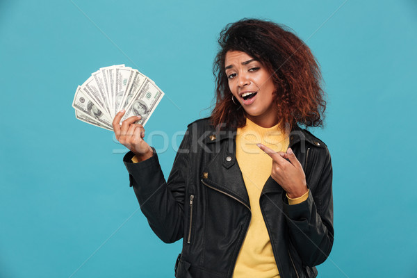 Satisfecho África mujer chaqueta de cuero dinero Foto stock © deandrobot