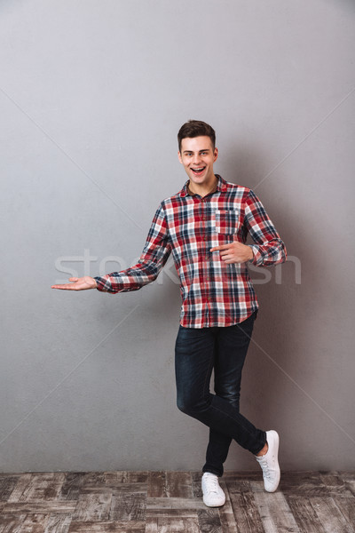 Stockfoto: Afbeelding · glimlachend · man · shirt · jeans