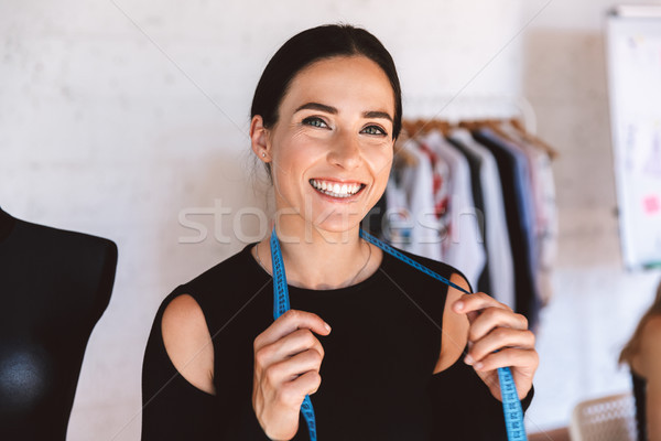 ストックフォト: 笑みを浮かべて · 若い女性 · テーラー · 巻き尺 · スタジオ · 女性