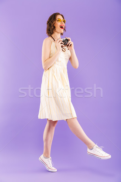 Kobieta fotograf stwarzające odizolowany fioletowy ściany Zdjęcia stock © deandrobot