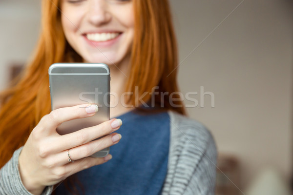 Vrouw smartphone afbeelding glimlachend gelukkig Stockfoto © deandrobot