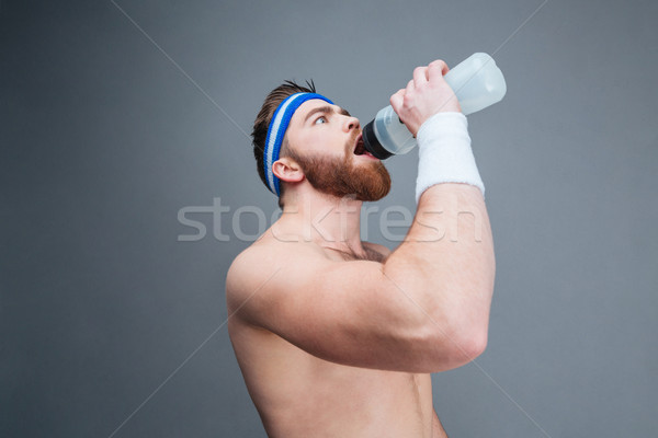 Shirtless bärtigen Sportler Trinkwasser Kunststoff Flasche Stock foto © deandrobot