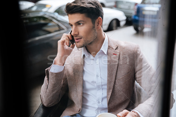 Geschäftsmann sprechen Handy Sitzung Freien Kaffeehaus Stock foto © deandrobot