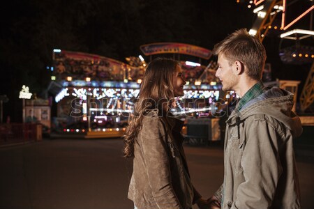 Foto stock: Sorridente · casal · parque · de · diversões · quente · roupa · perfil