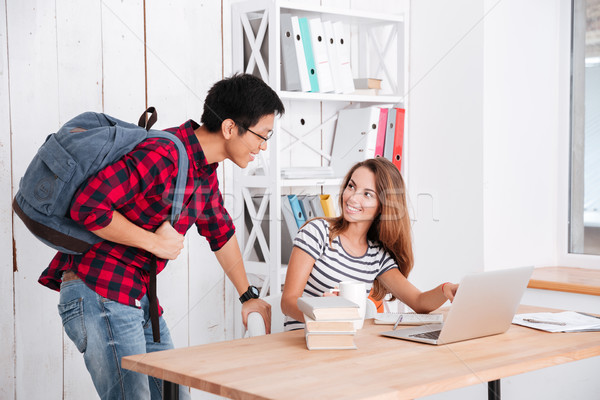 Foto stock: Alegre · feminino · estudante · indicação · exibir · laptop