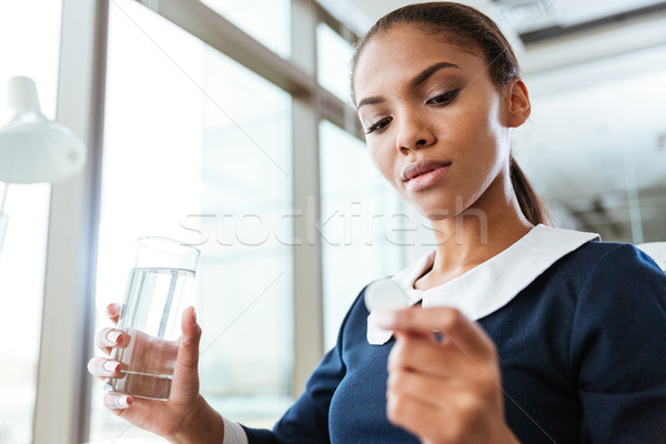 Foto stock: Mujer · de · negocios · agua · píldora · afro · vestido · ventana