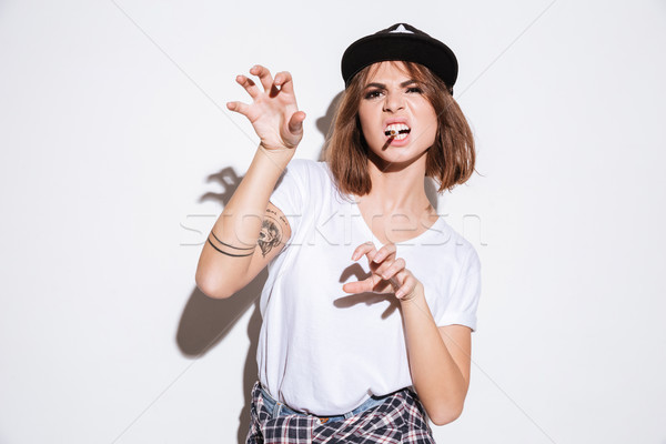 Femeie atragatoare ţigară fotografie alb tricou Imagine de stoc © deandrobot
