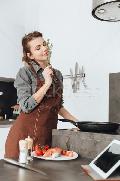 Incroyable dame permanent cuisine cuisson image [[stock_photo]] © deandrobot