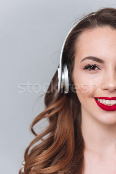 Fericit tineri doamnă în picioare gri perete Imagine de stoc © deandrobot