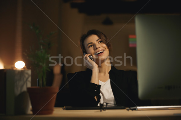 Wesoły młoda kobieta projektant mówić telefonu zdjęcie Zdjęcia stock © deandrobot