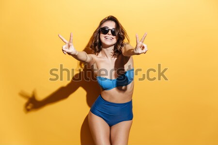 Glimlachend mooie meisje zwempak drinken vruchten Stockfoto © deandrobot