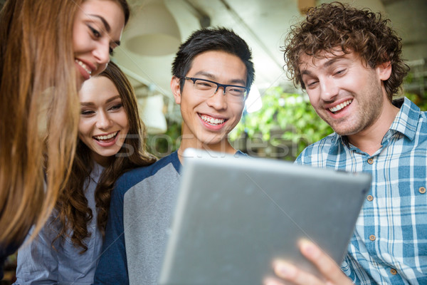 [[stock_photo]]: Jeunes · rire · comprimé · amusant