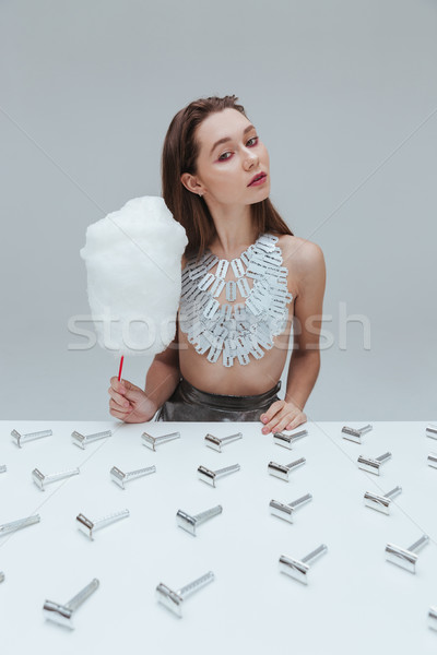 Frau halten Baumwolle candy Sitzung Tabelle Stock foto © deandrobot