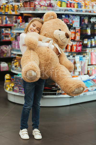 Erfreut kleines Mädchen halten groß Teddybär stehen Stock foto © deandrobot